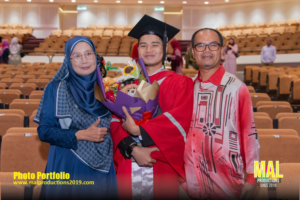 Gaduation Convocation PWTC Family Portfolio MAL 2019 -35.webp